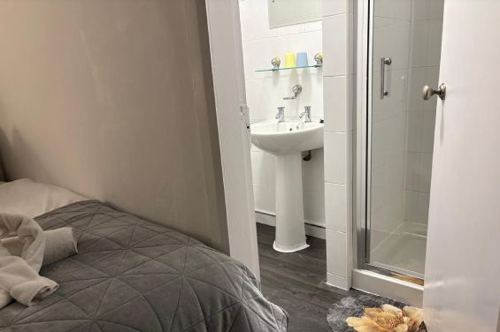 Room 5 - Twin Room - bathroom